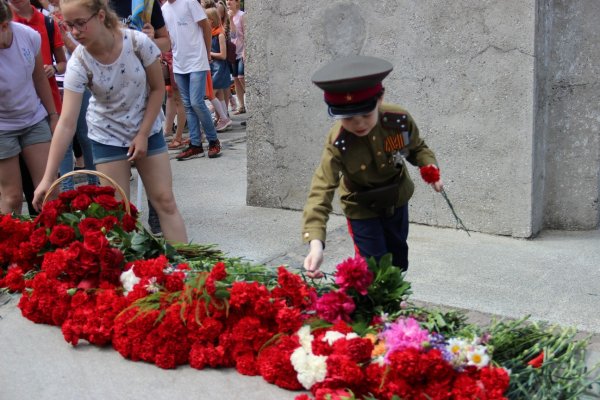 Возложение цветов к Вечному огню на 9 мая