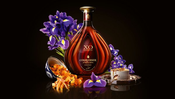 Роскошные цветы и коньяк