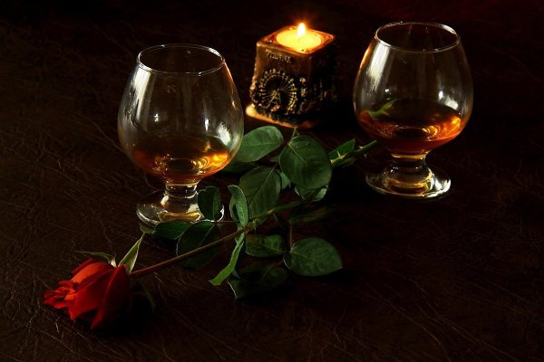 Свечи и коньяк