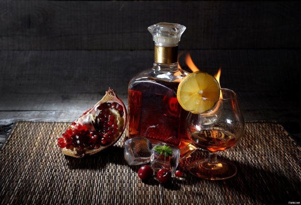 Натюрморт с бутылкой коньяка