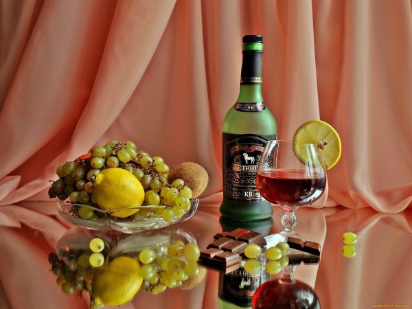 Коньяк с фруктами на столике
