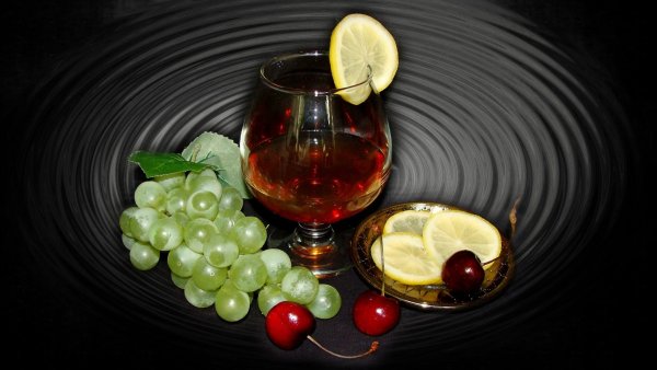 Рюмка коньяка с лимоном