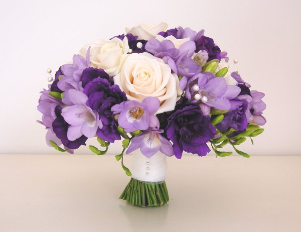 Розы и эустома