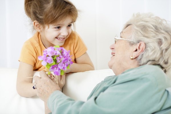 Внучка дарит бабушке цветы