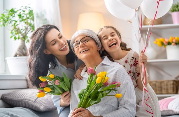 Счастливая мама и бабушка