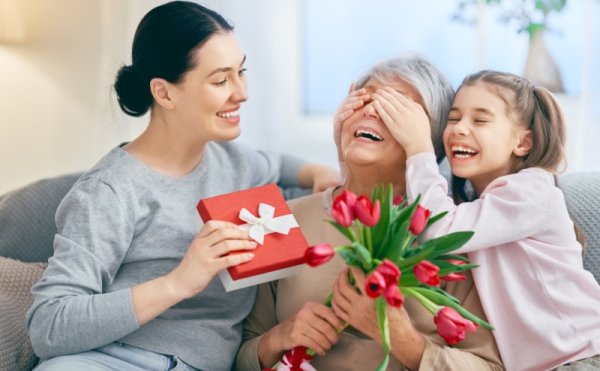 Счастливая мама и бабушка