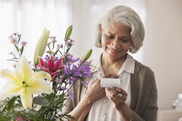 Бабушка с цветами