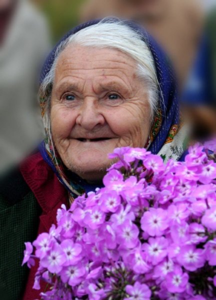 Старушка с цветами