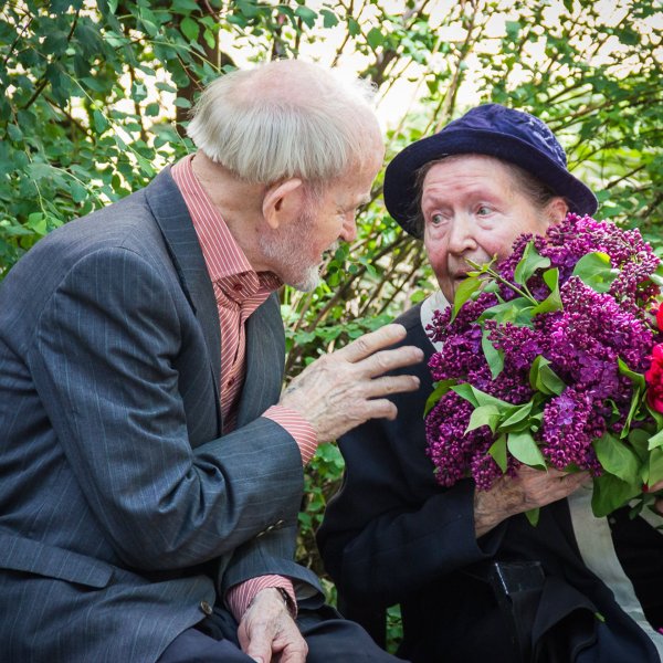 Пенсионеры с цветами