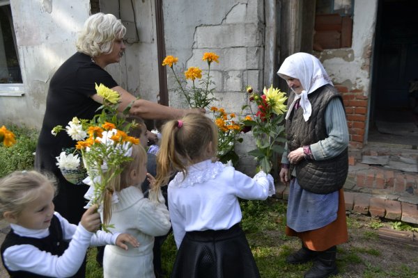 Дарите бабушкам цветы
