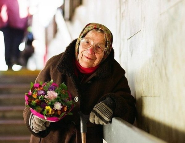 Бабка продает цветы