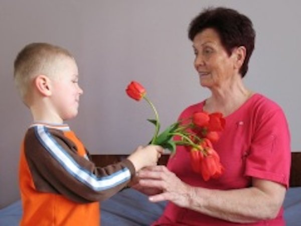 Внук дарит бабушке цветы