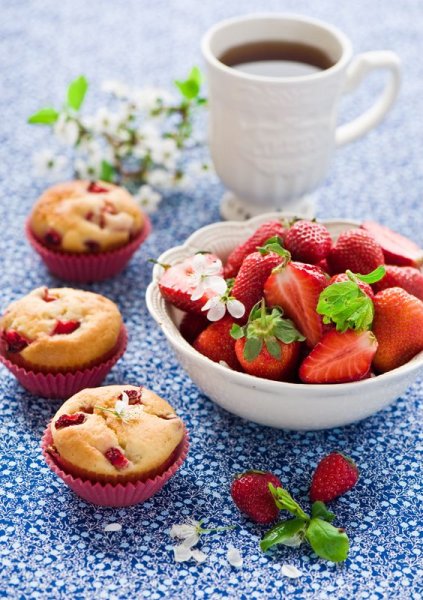 Кофе со взбитыми сливками и клубникой
