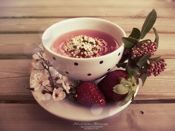 Пионы и клубника