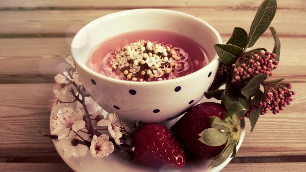Чашка с ягодами