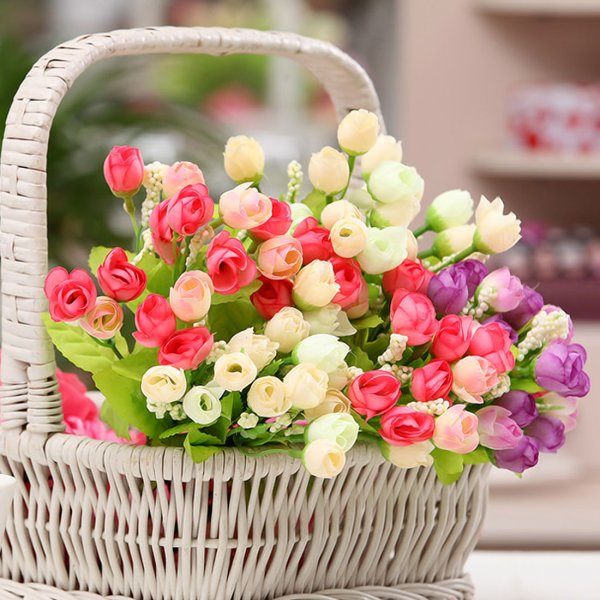 Нежные розы в корзинке