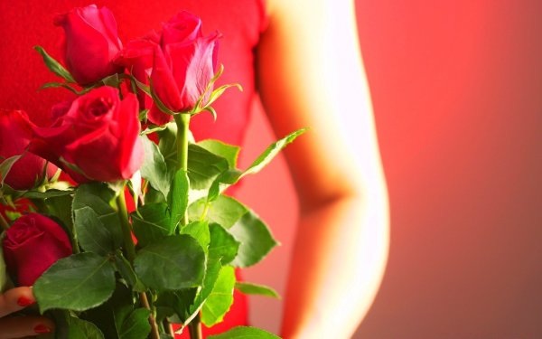 Девушка с цветком