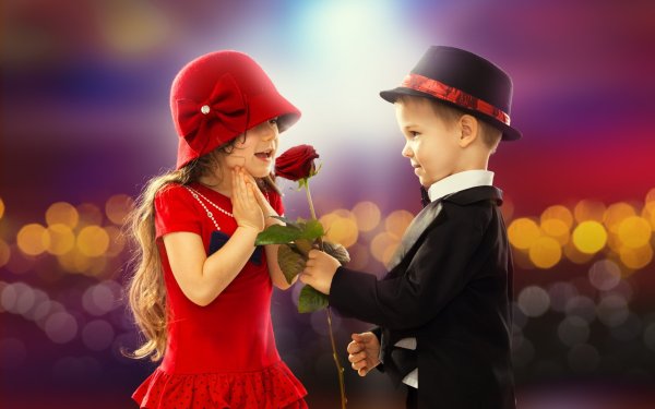Мальчик Дари девочке цветы