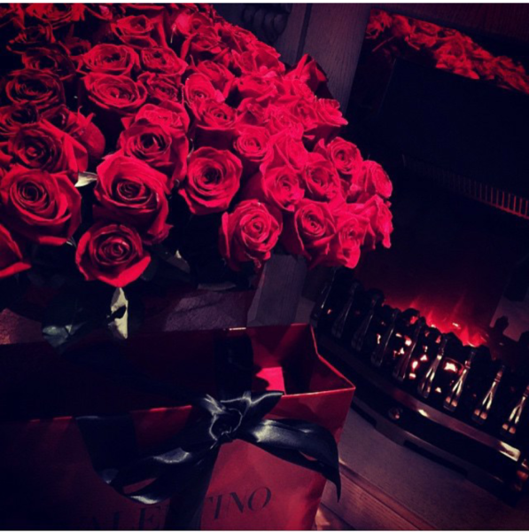 Брюнетка с цветами