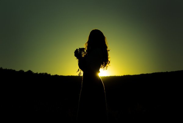 Девушка с розами в машине