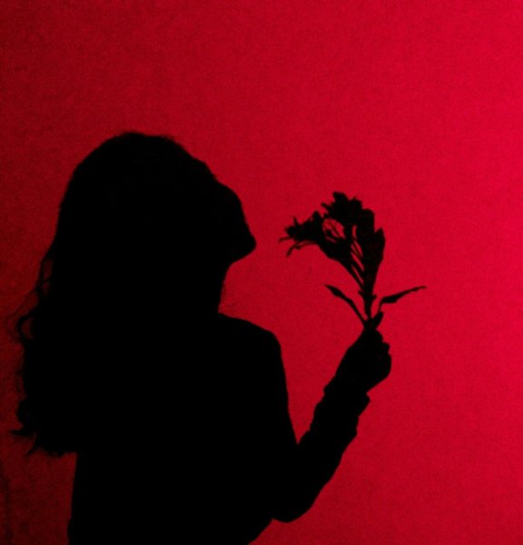 Девушка с темными волосами в темноте