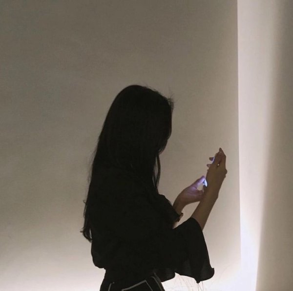 Лицо прикрытое цветами