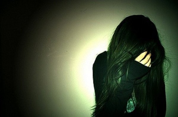 Девушка с черными волосами с цветами