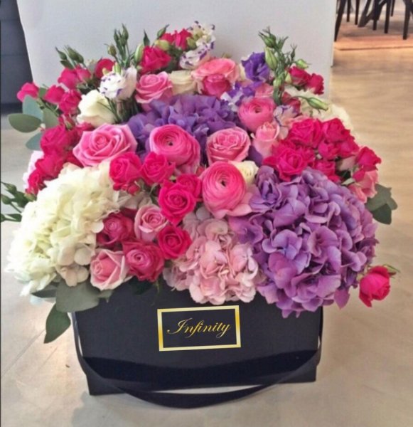 Шикарные букеты в коробках