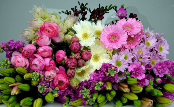 Корзина с тюльпанами