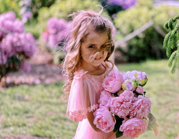 Девочка с букетом