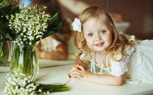 Маленькие девочки с цветами