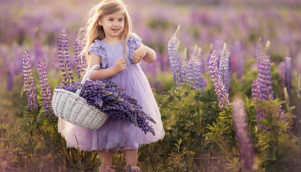 Девочка с венком на голове