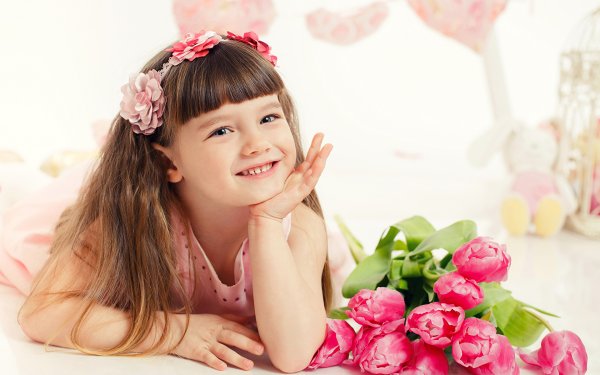 Ребенок с цветами на белом фоне