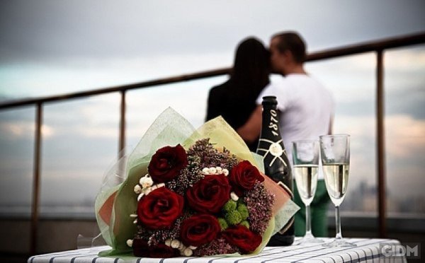 Девушка с букетом роз