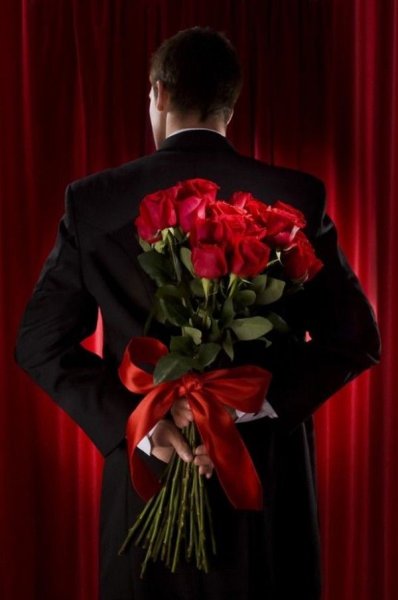 Парень дарит девушке цветы
