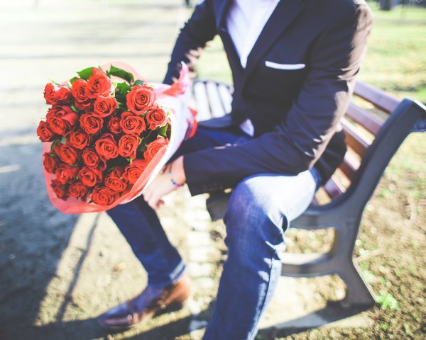 Парень дарит девушке цветы