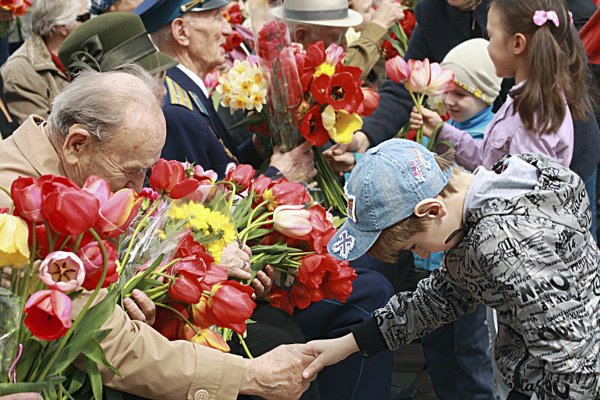 Дети дарят цветы ветеранам