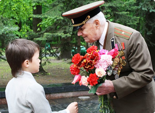 Дети дарят цветы ветеранам