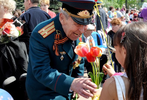 Дети дарят цветы ветеранам