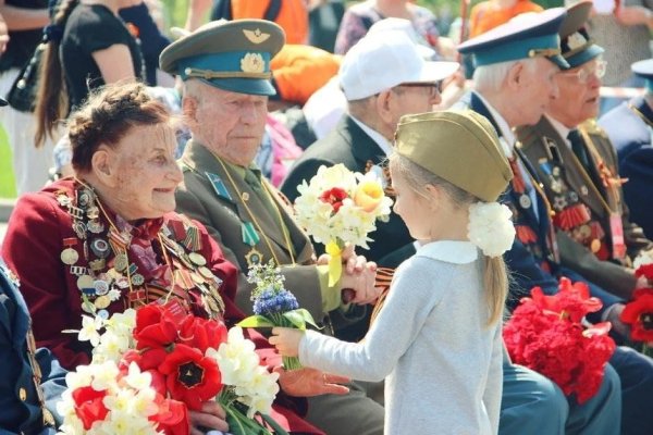 Дети вручают цветы ветеранам