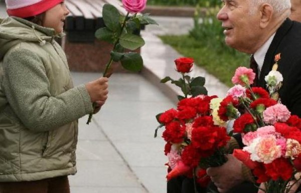 Дети дарят цветы ветеранам