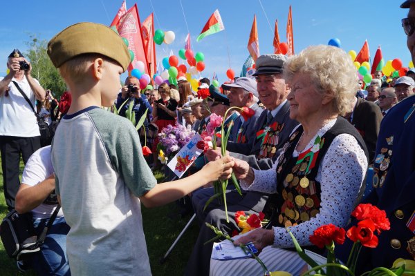 Дети вручают цветы ветеранам
