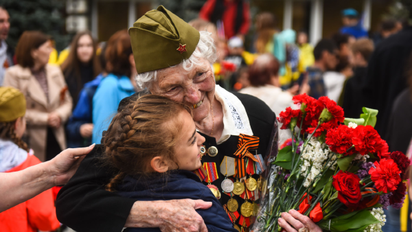 Ребенок дарит подарок ветерану