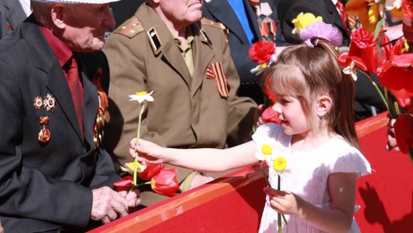 Дети вручают цветы ветеранам