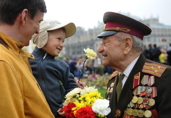 Дети дарят цветы ветеранам