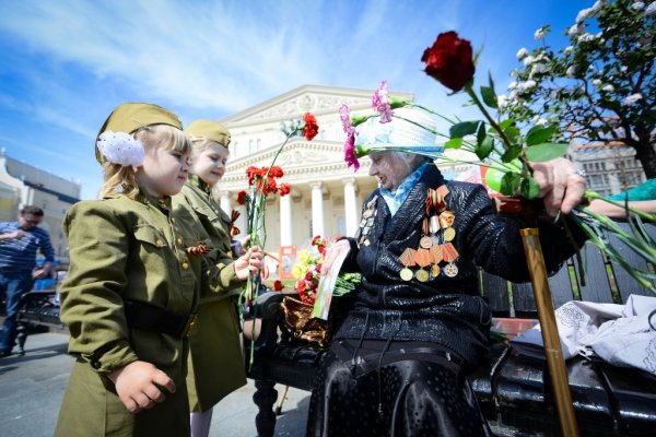 Дети вручают цветы ветеранам