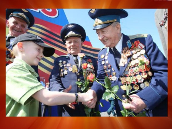 Девочка дарит цветы ветерану
