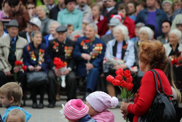 Дети поздравляют ветеранов