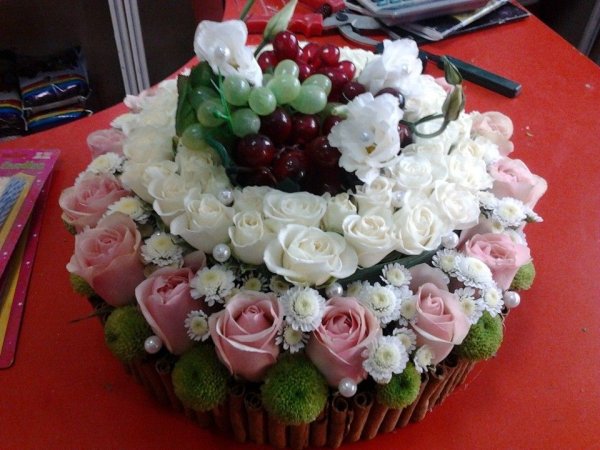 Красивый букет роз и огромный красивый торт