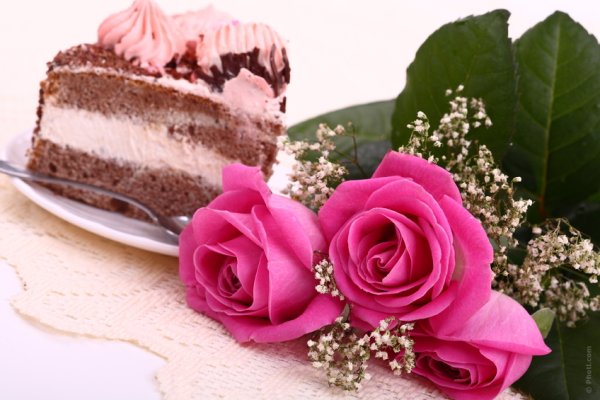 Кусочек торта и цветы